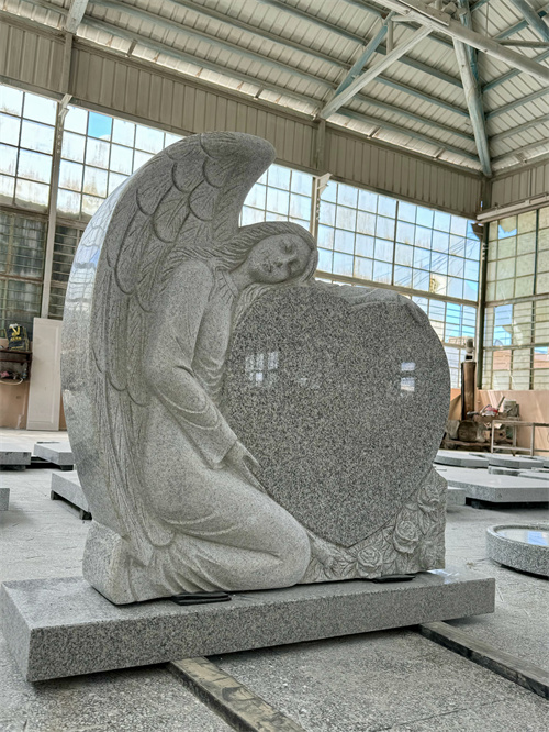 Ang mga love tombstones at ang mga cross tombstones ay ipinadala sa Romania