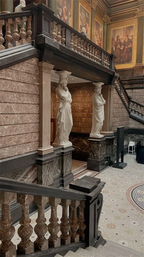 Ang malalim na dekorasyon ay magdadala sa iyo sa arkitektura ng Europa