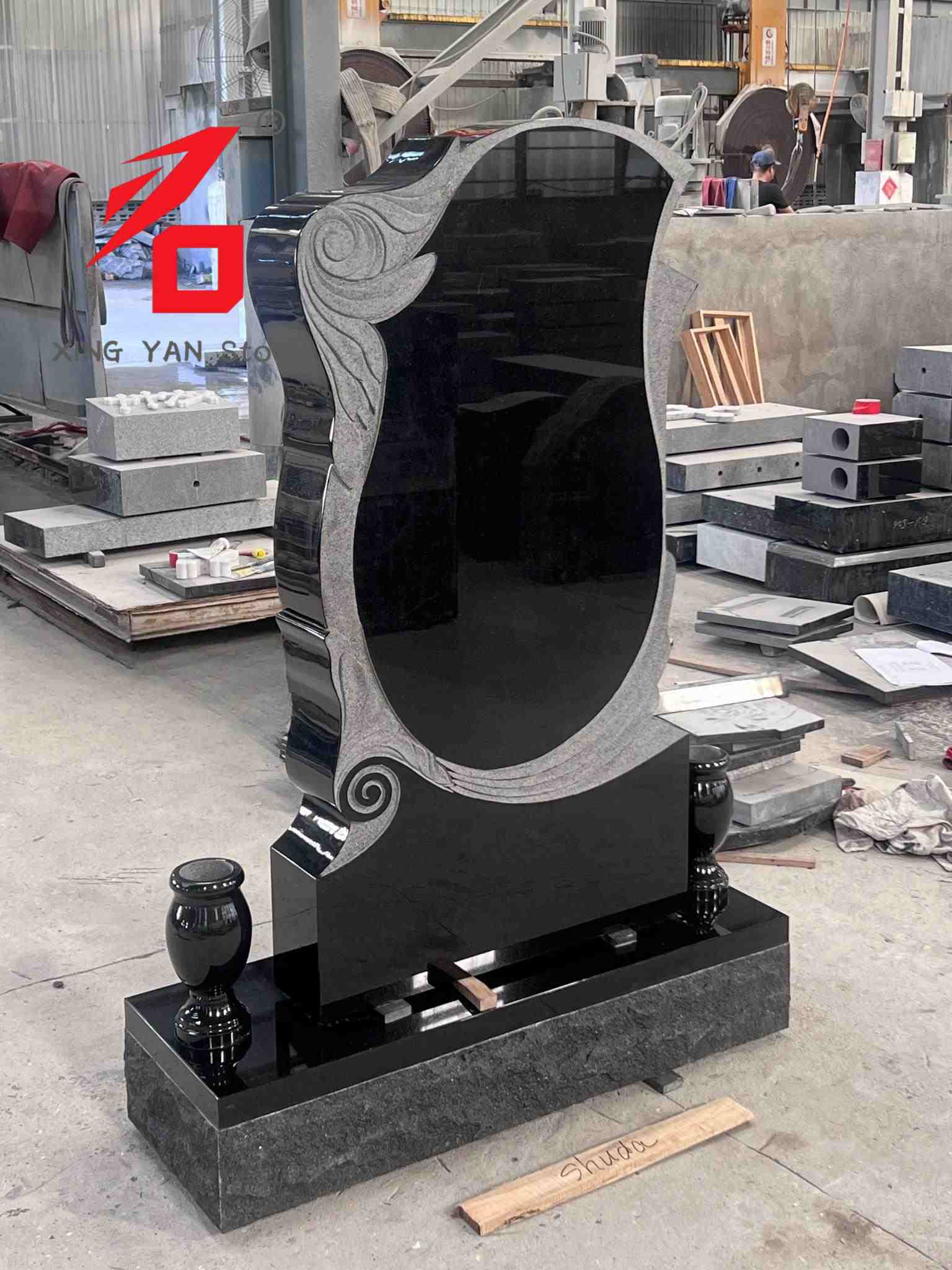 Itim na artistikong granite tombstone