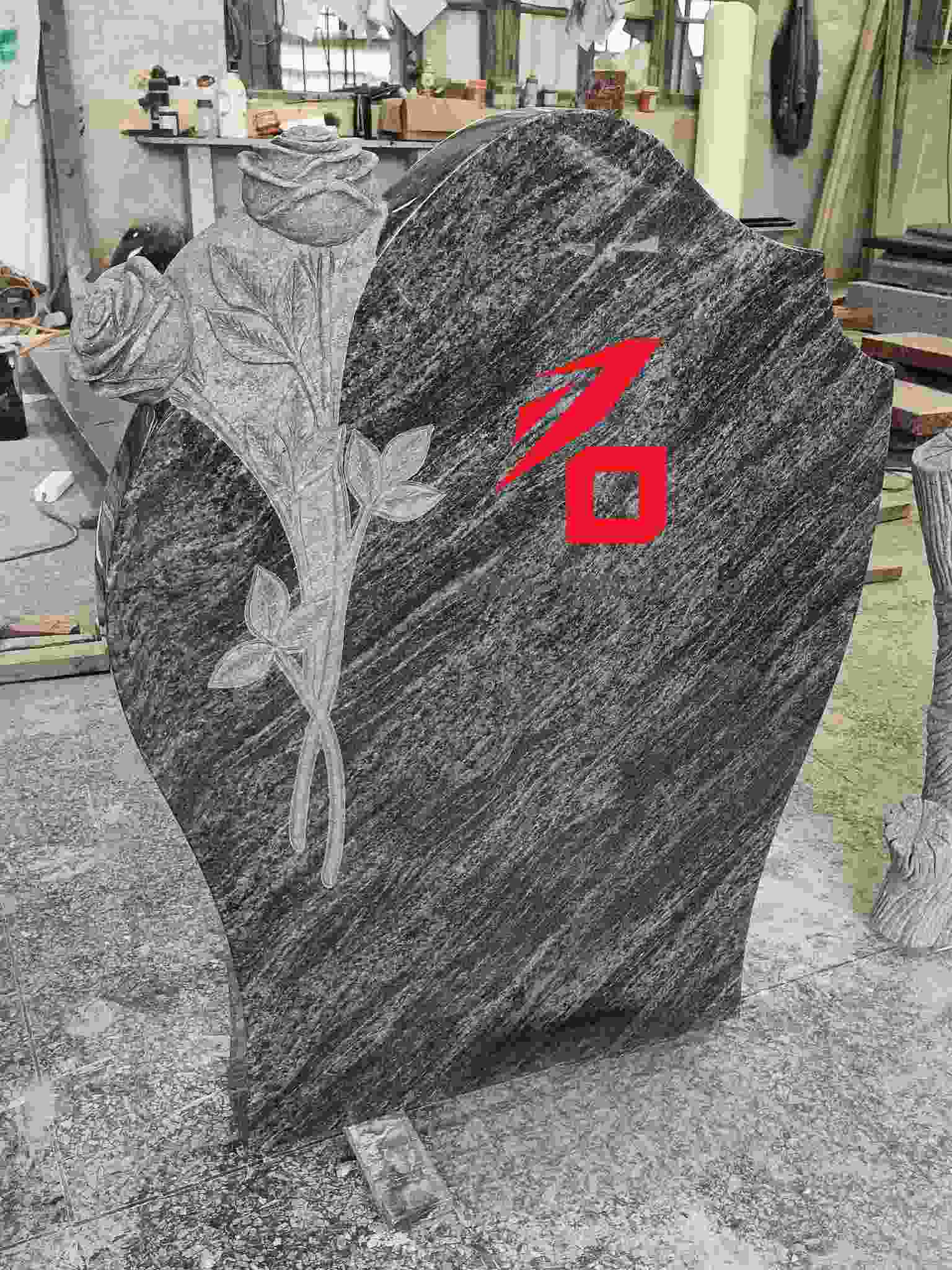 Ang hugis-puso na Rose Memorial Tombstone