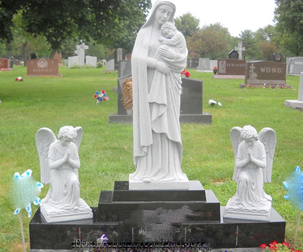 Si Madonna na may hawak na anak at nagdarasal ng anghel na monumento ng kumbinasyon