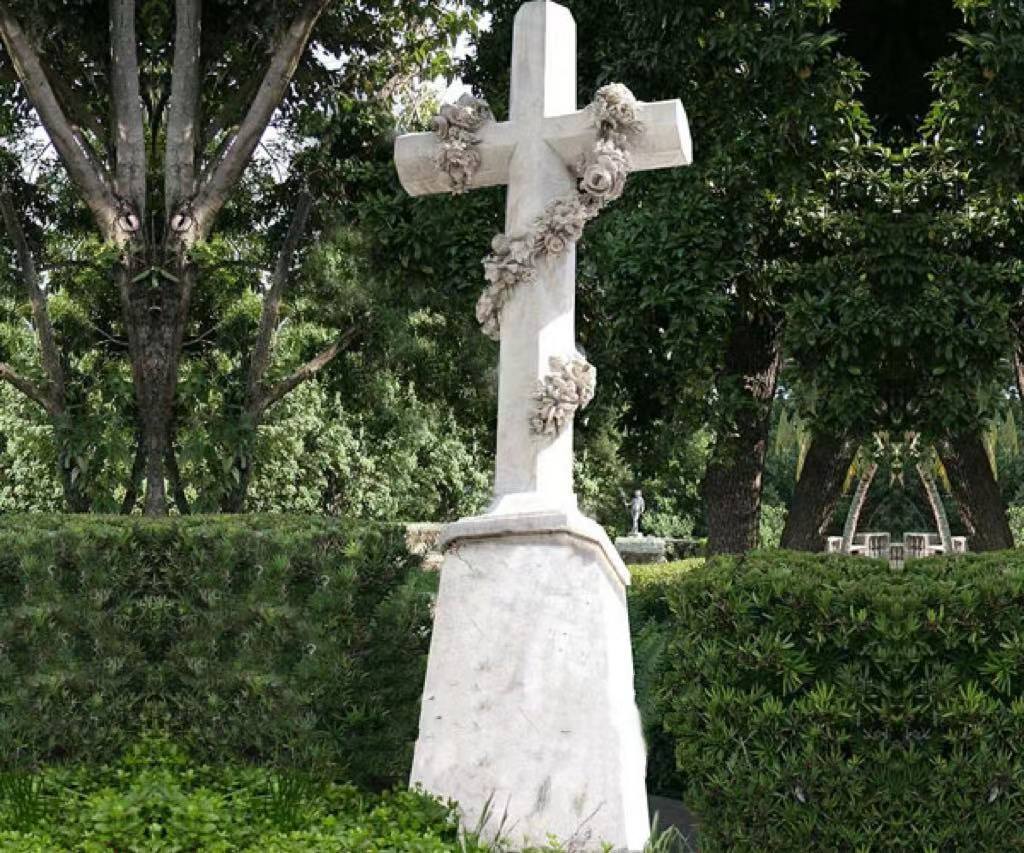 Marble Cross Headstone na may Rose Engraving, Religious Memorial Stone