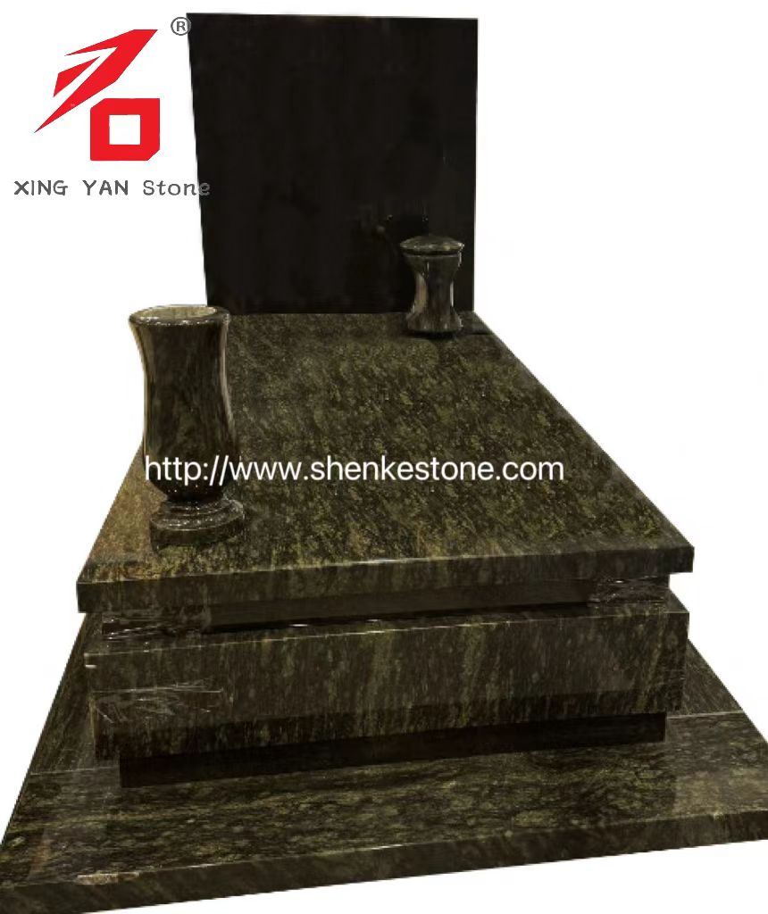 Oliba berdeng granite monumento at pagsuporta sa mga itim na tablet ng bato, mga plorera, at lantern