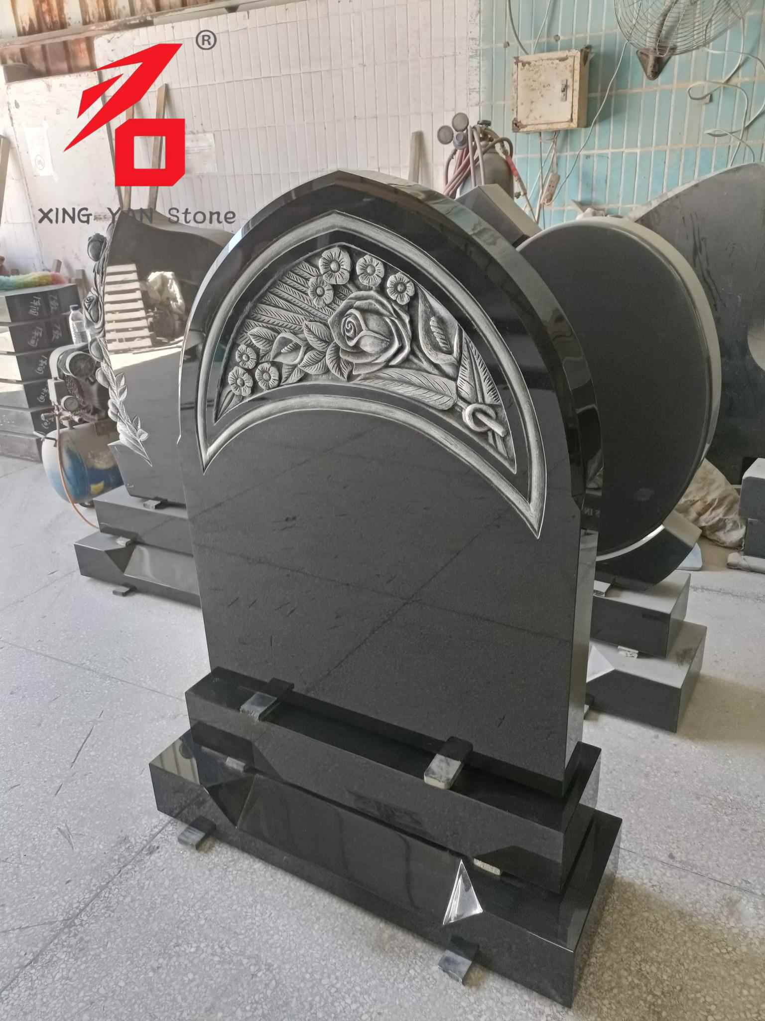 Rose-inukit na Tombstone, Black Granite Arched Tombstone