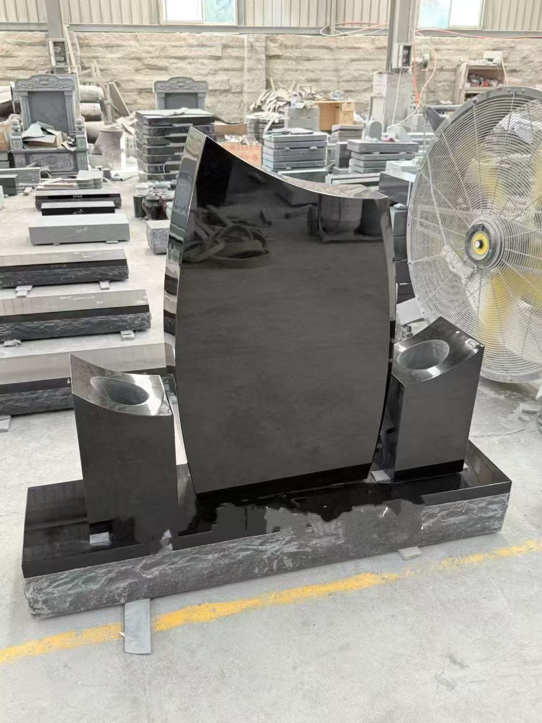Nag-customize si Xingyan na dobleng-post na itim na granite headstone